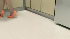 勾搭丝袜高跟风骚寂寞的嫂子，吃奶玩逼扒光了玩弄，从浴室玩到床上，无套爆草浪叫呻吟，直接内射骚穴好刺激