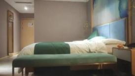 【专搞老阿姨】苗条身长腿短发骚熟女 扛起双腿沙发操 把骚女搞的哼哼唧唧
