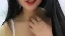 清纯甜美校花级 ，脱光光坚挺小奶子，打着灯光特写小穴，掰开看洞洞，低低呻吟很好听
