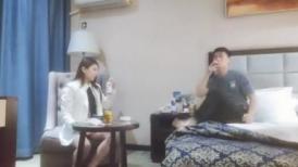 【挣钱娶媳妇】气质型西装御姐，大奶翘起臀，换上黑丝操逼，翘起屁股一下下猛顶，搞得浪叫