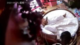 新流出广东某酒店情趣大圆床偷拍练过舞蹈柔韧性非常好的苗条美女和男炮友啪啪
