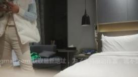 【用利抽插】，探花一哥，返场极品小萝莉，无毛粉穴让人爱不释手，青春胴体分外诱惑，暴力抽插征服她