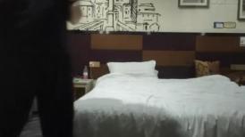 【锤子丶探花】酒店约操极品美女，双腿夹着头舔逼，69姿势骑在脸上，扛起美腿爆操骚逼