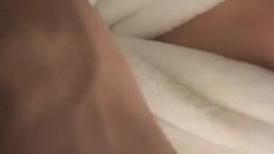 探花胖子星級酒店開房現場直播高價約了個苗條身材氣質小姐姐啪啪 跪舔雞巴騎乘擡腿側入幹得直叫求饒 國語對白