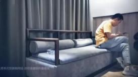 本人比照片还漂亮，短裙美腿极品靓女，笑起来超甜美
