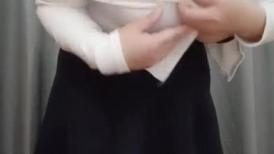 轻熟女丰满韵味十足的美少妇，酒店和单男无套啪啪，吊钟奶子一颤一颤的，内射