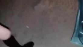 大半夜车震到野外，车前灯前尿尿，在车内玩大黑牛自慰，灯前撸管口交抱起来打桩