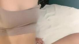 【美女爱自慰】骑坐美臀小姐姐，翘起屁股扭动，手指扣入太诱人，呻吟嗲嗲一脸淫骚，掰开小穴看洞