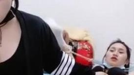 少妇姐妹露脸勾搭大哥激情啪啪，全程露脸刮逼毛，尿尿道具插逼，让大哥玩骚奶子各种抽插爆草，淫声荡语不断.