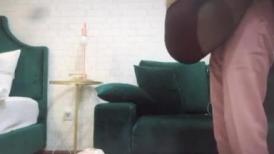 探花眼鏡哥星級酒店開房現場直播高價約了個韻味十足美少婦啪啪 穿著透視裝跪舔雞巴騎乘擡腿正入抽插幹得直叫求饒 國語對白