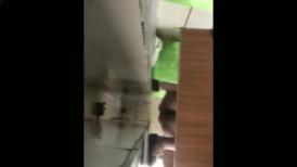 厕拍新手小哥大胆潜入商场隔板沟厕近距离手持偷拍美女尿尿高清无水印原版