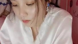 端庄可爱的美少妇，白色睡衣粉红色主题卧室，全裸多角度展示粉美鲍鱼不停揉阴蒂