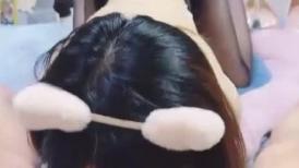 80多斤长腿小骚货，黑丝高跟鞋激情操逼，套上肉丝口交，主动骑乘无毛小穴，沙发床上各种操