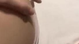 【狗子探花】，21岁大学生，下海赚快钱，D罩杯美乳，坚挺白嫩，后入特写菊花和鲍鱼，男友已经调教到位超会玩