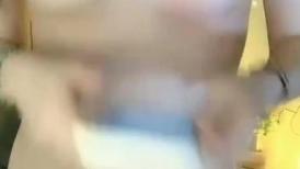 说话嗲嗲网红美女，全裸抠逼自慰，无毛粉嫩小穴，两根手指猛操，水声哗哗浪叫，搞得骚逼很湿
