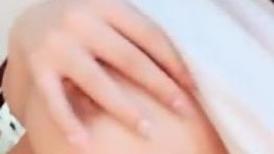 高颜值20岁，活力美少女，极品美臀半脱下内裤，特写揉搓小穴，撩起衣服露大奶
