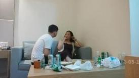 【爱情故事】网聊新人，良家骚女今天见面，撩下衣服吸奶扣穴，转战床上爆操骚逼