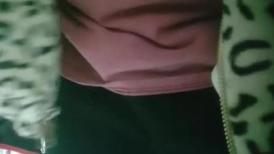 去良家少妇家里操逼，猛扣骚逼水声哗哗，扶大屁股后入，太激情啪啪大声