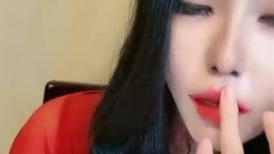 性感红色情趣内衣，浓妆红唇御姐范妹子调教包皮过长的男友口交，巨乳