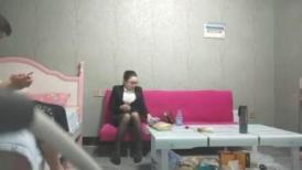 【小智寻花】OL眼镜黑丝御姐，下春药起效再操逼，全身燥热发骚，深喉口交激情爆操.