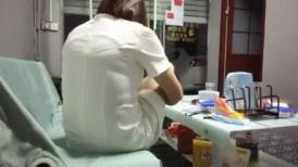 《城中村养生馆》老板娘穿着制服丝袜在店门口跳艳舞勾引过路客到店里按摩啪啪偷拍.
