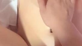 凌乱酒店房间，无套露脸操女神，跟着音乐的节奏慢慢来回抽查