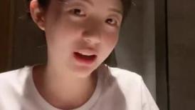 如向日葵般女孩--卖萌希瑞❤️ 清纯且可爱，一对吊钟乳，和男友在酒店把玩双峰，洗澡搓奶，开水烫逼逼，肉棒自慰！