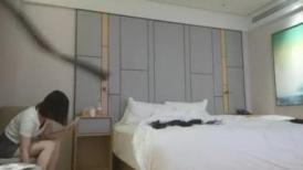 【换妻探花】520激情夜4P，两根屌轮流舔，69姿势舔逼，大屌操的受不了，带上脚铐SM