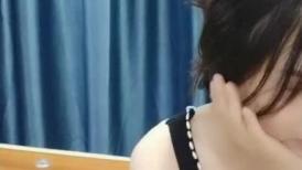 哺乳期大奶妈妈镜头前发骚，全程露脸丝袜情趣大奶子好诱人挤奶给狼友看，特写展示骚穴撅着屁股求草样子真骚