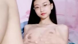 看上去年纪不大的嫩妹子，毛毛旺盛没想到岔开大腿一看超级大黑鲍鱼