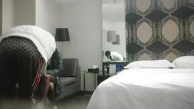 肉感肥臀骚女 短裙69姿势扣穴  抗腿猛操把套被发现  一顿安抚再继续操  后入全力出击