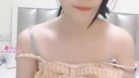年轻小情侣带新人闺蜜观战，日常直播秀，无套做爱，道具自慰年轻真好白浆好多