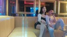 KTV搞美女，包臀裙美腿，唱着歌摸奶扣穴，扛起双腿操美女害羞，操起了好紧