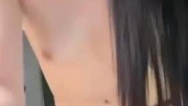 170CM美腿女神，吊带黑丝狂插粉穴，一脸娇柔，奶子小逼滴蜡，叫起来嗲嗲骚的很，高潮太爽浑身颤抖