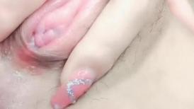 黑丝露脸女神镜头前的诱惑，这逼逼嫩的出水，特写展示看骚穴，自己抠逼翘臀诱惑挺立的骚奶子，呻吟可射刺激