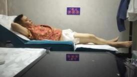 坑爹的城中村养生馆老板娘偷拍来店里按摩客人勾引他们做特殊性服务直播卖门票