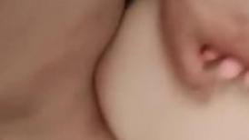 乖巧听话的小骚妹让大哥调教，深喉口交大鸡巴让小哥从浴室干到床上