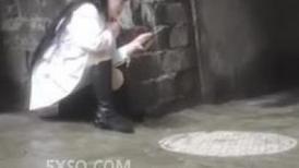 最牛视角偷拍探花《城中村穿街探巷》家门口等客的小妹被开着手电筒看逼