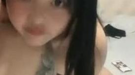 超级可爱长发新人妹子，和小鲜肉啪啪做爱，表情太骚了