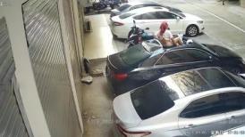 【网曝热门事件 极品奇葩】火爆全网吃瓜群众甄选 育才花园当街抠逼事件 情侣天台做爱不慎摔下楼 情侣学校