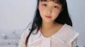 年轻小妈咪  生完孩子出来挣奶粉钱了  露脸娇小可爱 揉着小奶子自己抠骚穴 淫水还是那么多 听狼友指挥