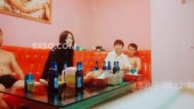 淫乱KTV包间，活色生香，两男三女，美酒佳人作伴，今夜不虚度肆意玩