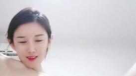 【笑起来甜美新人极品美妞】慢慢脱下内裤特写 揉捏奶子掰开紧致小穴 双指夹住阴唇手指扣弄  搞得小逼湿湿哒极度诱惑