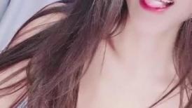 仰视视角  两大奶尽收眼底  超近特写小穴  手指磨蹭搞得很湿  跳蛋塞入拉扯流出白浆