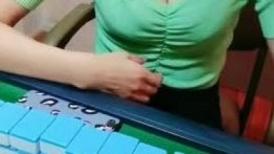 勾搭麻将牌友，直接掏出大鸡巴诱惑她口交，麻将桌上扒了衣服直接草，干到沙发上各种抽插，无套直接内射好骚