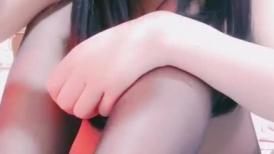 【漂亮眼睛新人美妞首播】小尺度诱惑  没穿内裤隔着黑丝露穴  翘起双腿掰穴  刚下海放不开  撩下内衣看下奶子
