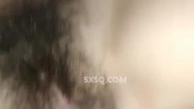 吹箫姐妹花，颜值不错的骚妹子成了小哥重点关注对象，露脸抠逼粉嫩特写展示，让小哥后入大屁股爆草射了一臀