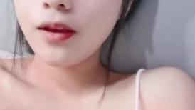 清纯卡哇伊18萝莉嫩妹 ，白色小吊带，厕所怼着小穴特写尿尿，给小男友口交，骑乘爆操，从下往上视角拍摄
