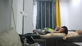 良家00后小女友，第三炮，吹完头发慵懒躺在床上刷抖音，身强力壮的男友还要干，爽翻了