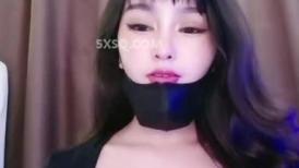【近日刚播颜值身材超棒女神】全身抹上精油，两个大车灯油光程亮，抖动肥臀镜头前特写，一线天馒头肥穴非常诱人